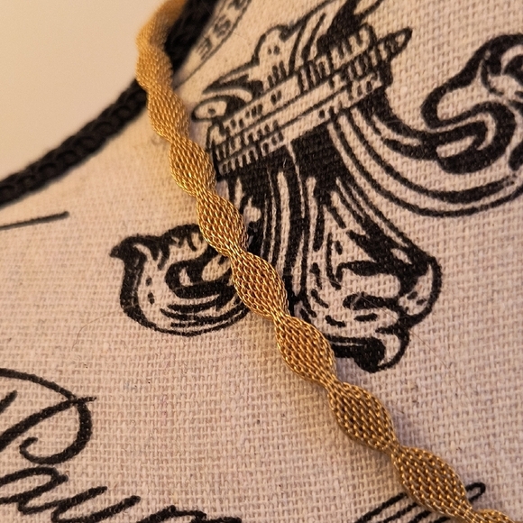 Classic Gold Tone Necklace. Great Condition - Picture 3 of 4